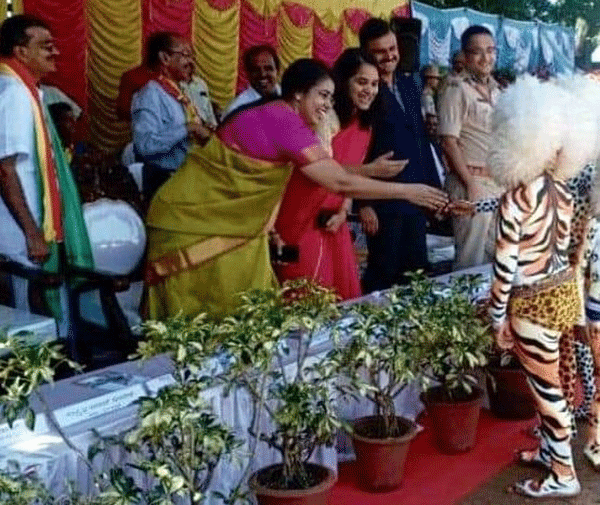 ರಾಜ್ಯೋತ್ಸವ ಸಾಂಸ್ಕೃತಿಕ ಕಾರ್ಯಕ್ರಮ: ಕುಂಜತ್ತಬೈಲಿನ ನೋಬಲ್ ಶಾಲೆಯ ಹುಲಿವೇಷ ತಂಡಕ್ಕೆ ಜಿಲ್ಲಾಧಿಕಾರಿ ಪ್ರಶಂಸೆ