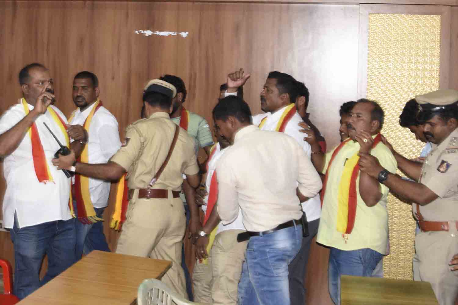 ಕನ್ನಡ ಧ್ವಜ ಹಾರಿಸದಕ್ಕೆ ಆಕ್ರೋಶ: ಸಚಿವ ಈಶ್ವರಪ್ಪಗೆ ಮುತ್ತಿಗೆ ಹಾಕಲೆತ್ನಿಸಿದ ಕರವೇ ಕಾರ್ಯಕರ್ತರು