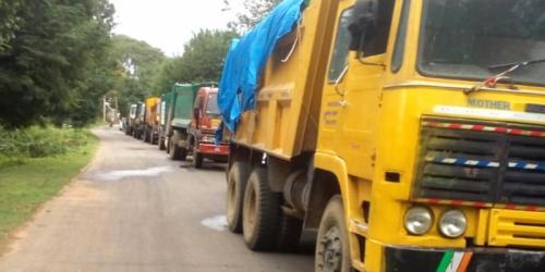 ಅಕ್ರಮವಾಗಿ ಕಸ ವಿಲೇವಾರಿ ಆರೋಪ: ಗ್ರಾಮಸ್ಥರಿಂದ ಬಿಬಿಎಂಪಿ ಲಾರಿಗಳ ವಶ