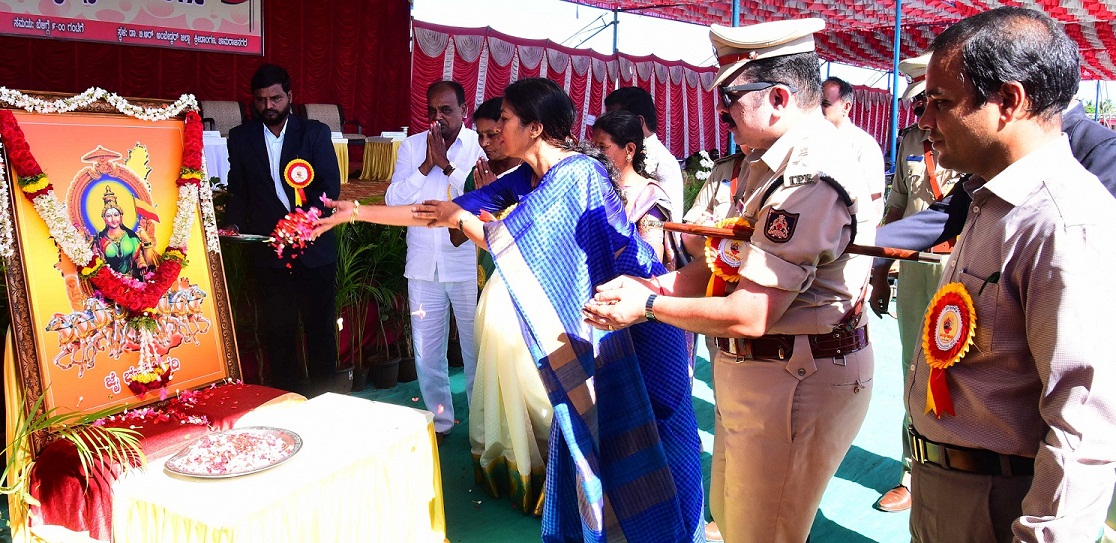 ಚಾಮರಾಜನಗರ: ಕನ್ನಡ ರಾಜ್ಯೋತ್ಸವಕ್ಕೆ ಜಿಲ್ಲಾಧಿಕಾರಿ ಚಾಲನೆ; ಉಸ್ತುವಾರಿ ಸಚಿವರ ಗೈರು