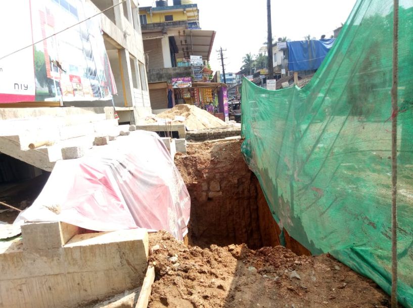 ರಸ್ತೆಯಂಚನ್ನೇ ಅಗೆದು ಇಂಗು ಗುಂಡಿ ನಿರ್ಮಾಣ: ಸ್ಥಳೀಯರಿಂದ ಆಕ್ಷೇಪ