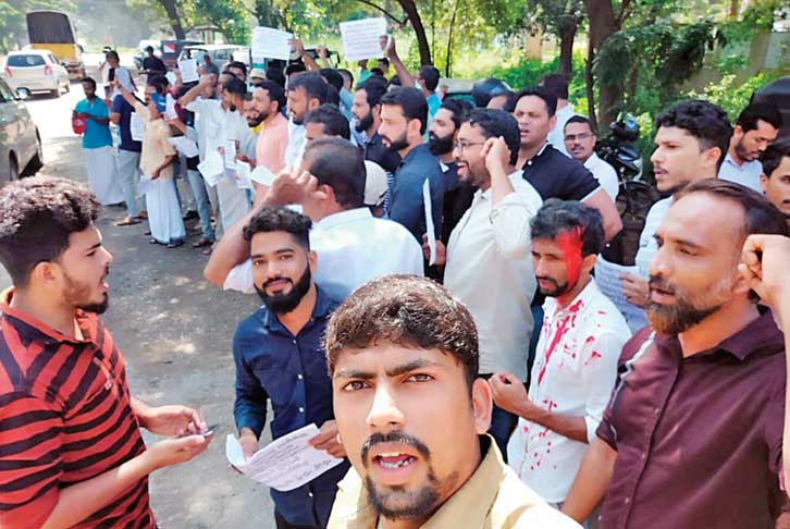 ಹೆದ್ದಾರಿ ಹೊಂಡಗಳೆದುರು ಸೆಲ್ಫಿ!