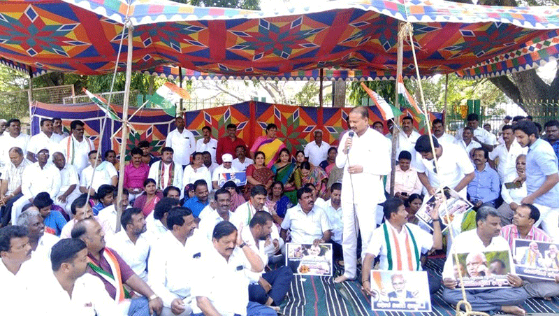ಮೈಸೂರು: ಕೇಂದ್ರ ಸರ್ಕಾರದ ಆರ್ಥಿಕ ಜನವಿರೋಧಿ ನೀತಿ ವಿರುದ್ಧ ಕಾಂಗ್ರೆಸ್ ಪ್ರತಿಭಟನೆ