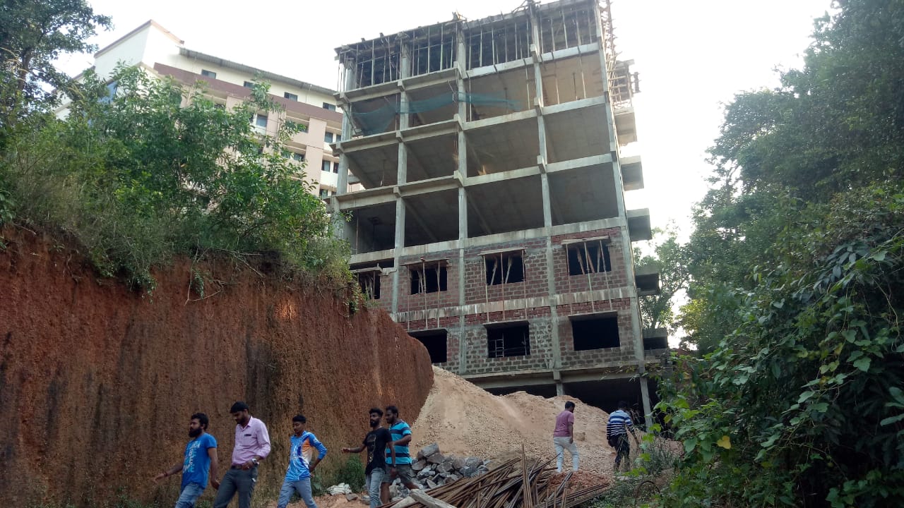 ಮಂಗಳೂರು : ಗುಡ್ಡ ಕುಸಿದು ಓರ್ವ ಮೃತ್ಯು, ಮೂರು ಮಂದಿಗೆ ಗಾಯ