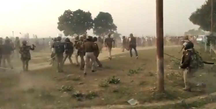 ಆದಿತ್ಯನಾಥ್ ಸರಕಾರದಿಂದ ಭೂಸ್ವಾಧೀನ ವಿರೋಧಿಸಿ ಪ್ರತಿಭಟನೆ: ರೈತರು-ಪೊಲೀಸರ ನಡುವೆ ಘರ್ಷಣೆ