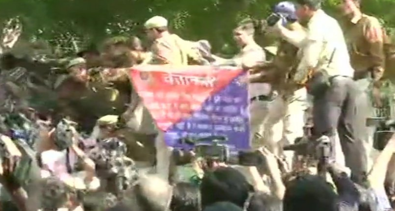 ಸಂಸತ್ತಿನೆಡೆಗೆ ಜೆಎನ್​ಯು ವಿದ್ಯಾರ್ಥಿಗಳ ಜಾಥಾ: ಪೊಲೀಸರಿಂದ ತಡೆ