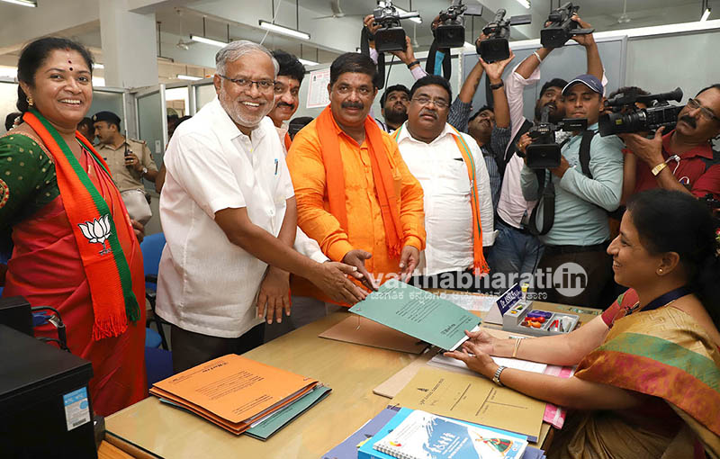 ತಂದೆಗಾಗಿ ಮಗಳು, ತಮ್ಮನಿಗಾಗಿ ಅಣ್ಣ, ಪತಿಗಾಗಿ ಪತ್ನಿ ನಾಮಪತ್ರ..!