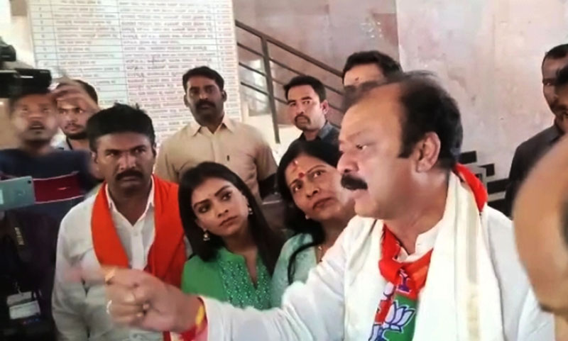 ಅನರ್ಹ ಶಾಸಕ ನಾಮಪತ್ರ ಸಲ್ಲಿಸಲು ತೆರಳುತ್ತಿದ್ದಾಗ ಚಪ್ಪಲಿ ತೂರಾಟ