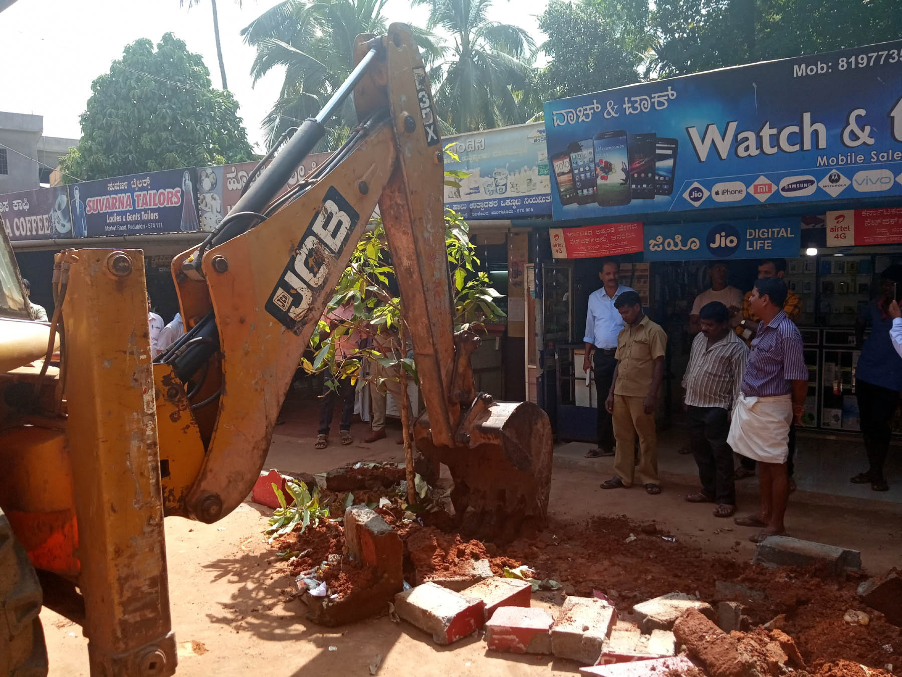 ಗಿಡನೆಟ್ಟು ಒತ್ತುವರಿ : ಪಂಚಾಯತ್ ಯಿಂದ ಕಾರ್ಯಾಚರಣೆ