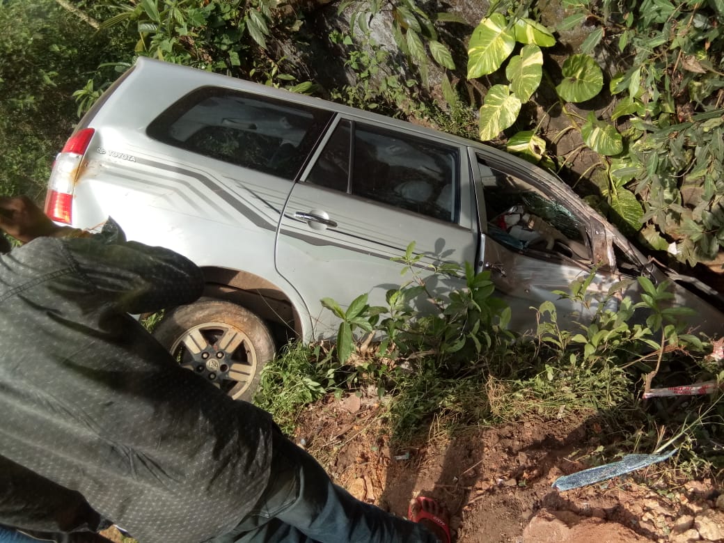 ಬಜ್ಪೆ : ನಿಯಂತ್ರಣ ತಪ್ಪಿ ಹೊಂಡಕ್ಕೆ ಬಿದ್ದ ಕಾರು