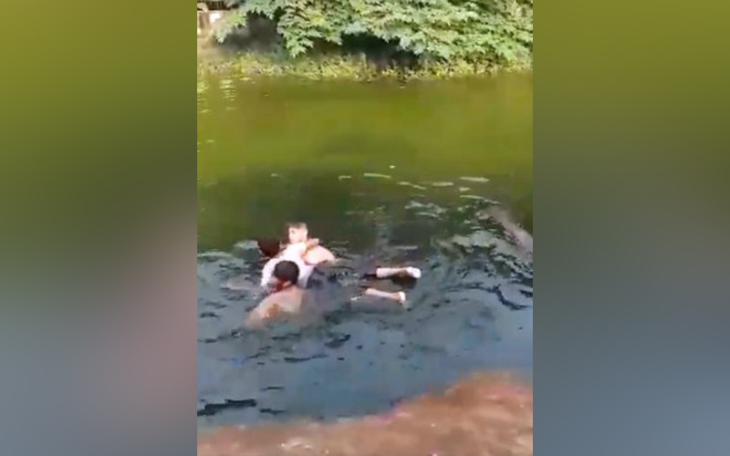 ಈಜು ಬಾರದ ಬಾಲಕನನ್ನು ನೀರಲ್ಲಿ ಮುಳುಗಿಸಿದ ಸ್ನೇಹಿತರು: ವಿಡಿಯೋ ವೈರಲ್