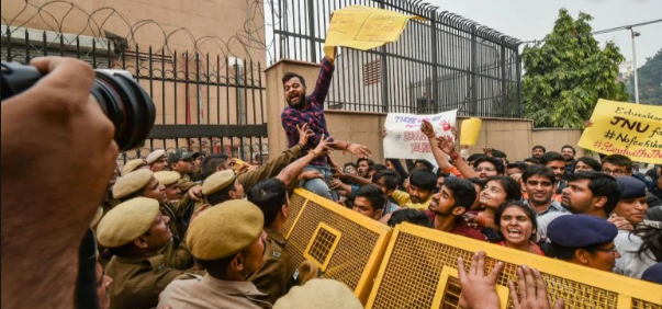 ಜೆಎನ್ ಯು ಶುಲ್ಕ ಹೆಚ್ಚಳ ವಿರೋಧಿಸಿ ಎಬಿವಿಪಿ ಕಾರ್ಯಕರ್ತರ ಪ್ರತಿಭಟನೆ: ಕೇಂದ್ರ ಸಚಿವರ ರಾಜೀನಾಮೆಗೆ ಒತ್ತಾಯ