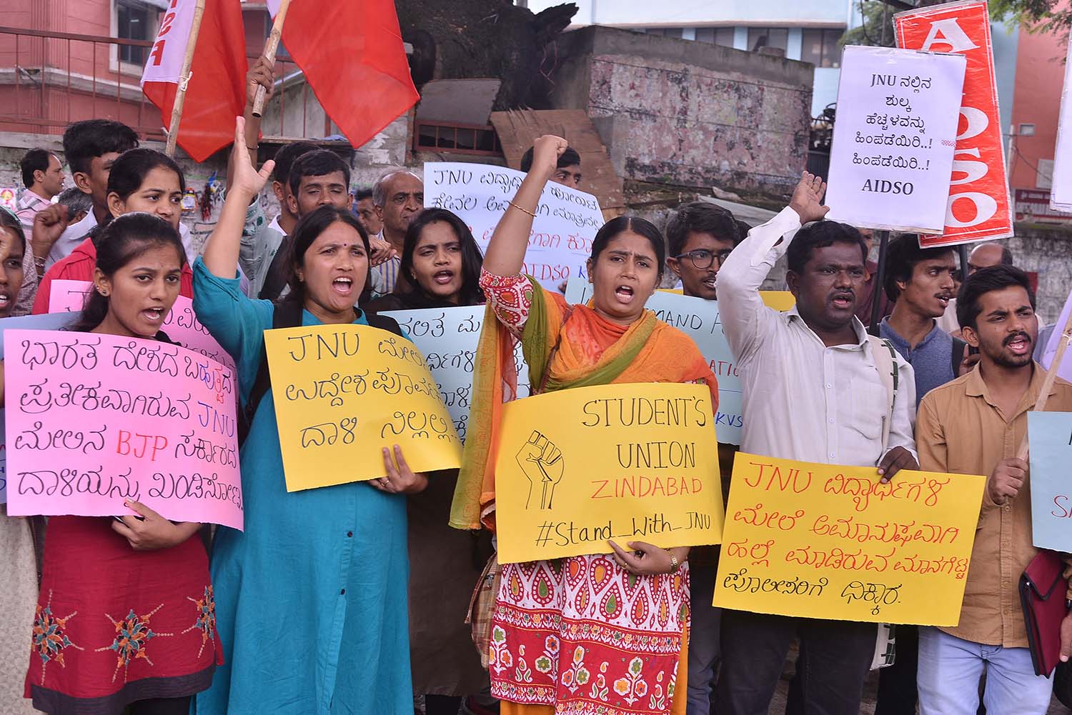 ಬೆಂಗಳೂರು: ಜೆಎನ್‌ಯು ವಿದ್ಯಾರ್ಥಿಗಳ ಮೇಲಿನ ಹಲ್ಲೆ ಖಂಡಿಸಿ ಪ್ರತಿಭಟನೆ