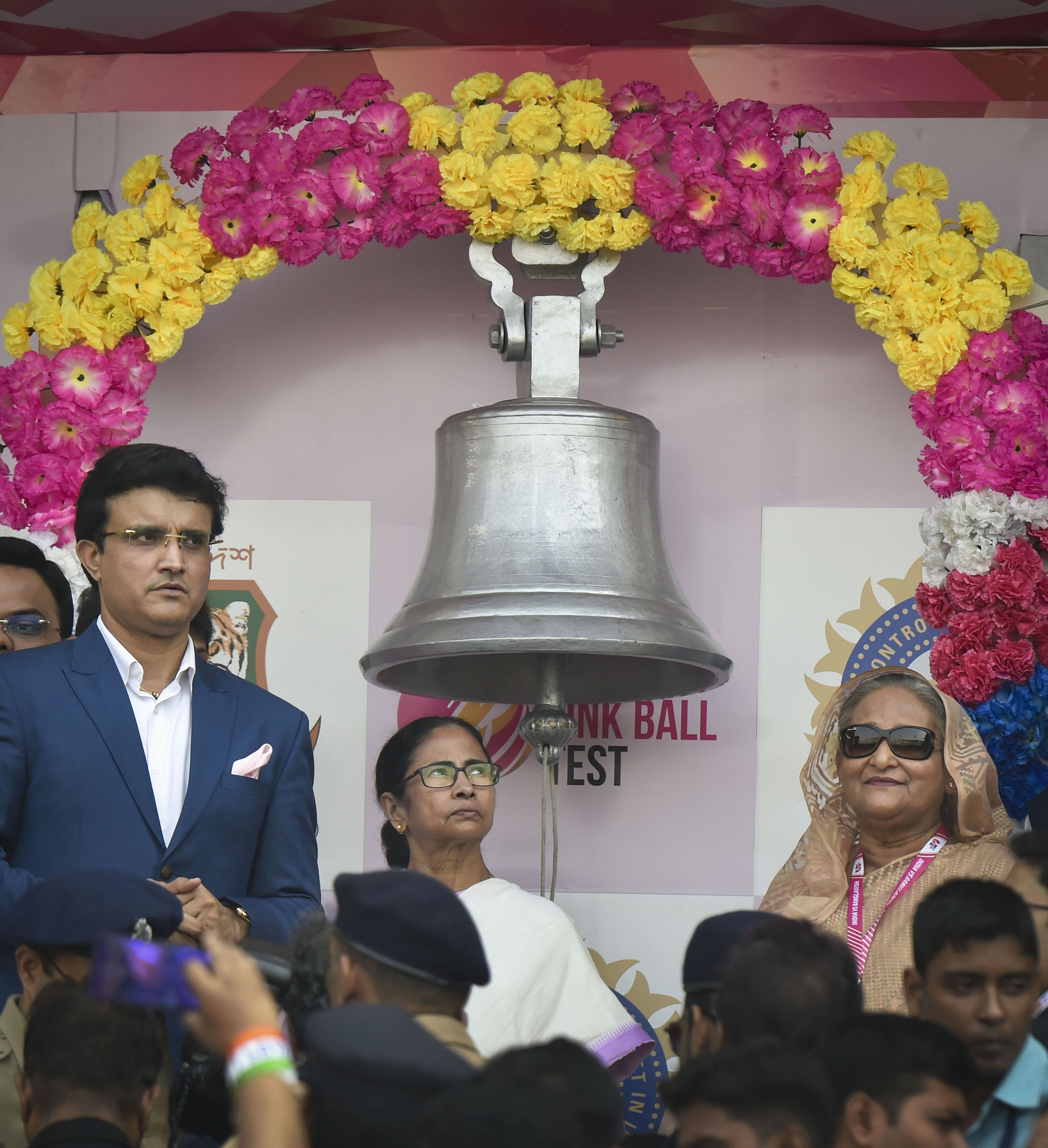 ಈಡನ್‌ಗಾರ್ಡನ್ಸ್ ನ ಗಂಟೆ ಬಾರಿಸಿ ಪಿಂಕ್ ಬಾಲ್ ಟೆಸ್ಟ್ ಗೆ ಹಸೀನಾ, ಮಮತಾ ಬ್ಯಾನರ್ಜಿ ಚಾಲನೆ