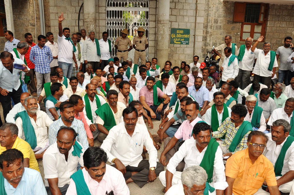 ಮಂಡ್ಯ: ವಿವಿಧ ಬೇಡಿಕೆಗಳ ಈಡೇರಿಕೆಗೆ ಒತ್ತಾಯಿಸಿ ರೈತರ ಧರಣಿ