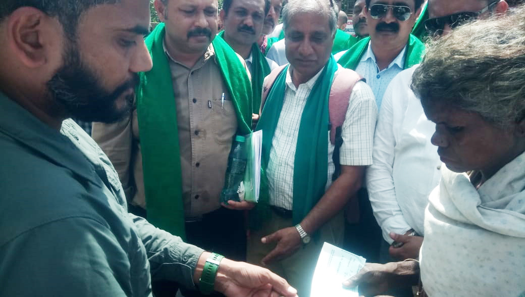 ಕಾಡಾನೆ ಹಾವಳಿ ತಡೆಯಲು ಒತ್ತಾಯಿಸಿ ಧರಣಿ: ಸಂತ್ರಸ್ತ ಕುಟುಂಬಕ್ಕೆ 5 ಲಕ್ಷ ರೂ. ಪರಿಹಾರ ವಿತರಣೆ