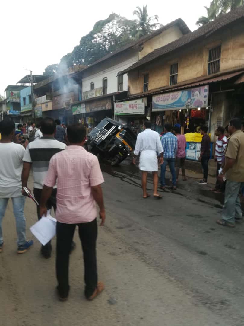 ವಿಟ್ಲ : ಹೊತ್ತಿ ಉರಿದ ಟ್ರಾಫಿಕ್ ಜಾಮ್ ನಲ್ಲಿದ್ದ ಆಟೊ ರಿಕ್ಷಾ