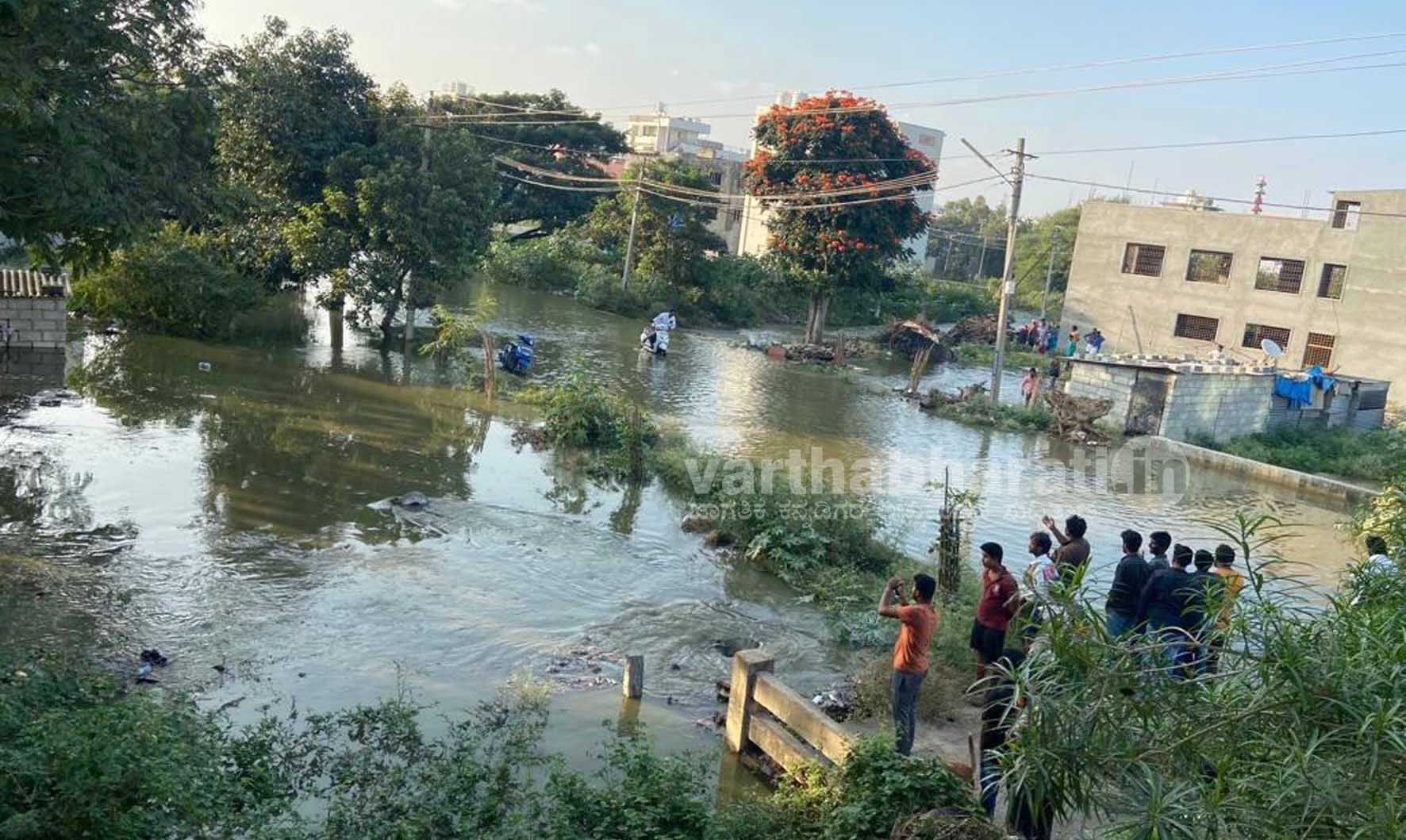 ಬೆಂಗಳೂರು: ಕೆರೆಯ ಕೋಡಿ ಒಡೆದು ಬಡಾವಣೆಗಳಿಗೆ ನುಗ್ಗಿದ ನೀರು; 2000 ಮನೆಗಳು ಜಲಾವೃತ