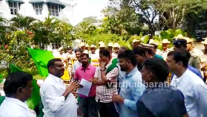 ಪ್ರತಾಪ್ ಸಿಂಹಗೆ ತಟ್ಟಿದ ರೈತರ ಪ್ರತಿಭಟನೆ ಬಿಸಿ: ಸಂಸದರ ವಿರುದ್ಧ ಧಿಕ್ಕಾರ ಕೂಗಿ ಆಕ್ರೋಶ