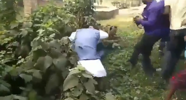 ಬಿಜೆಪಿ ನಾಯಕನಿಗೆ ಥಳಿಸಿ, ಗುಂಡಿಗೆ ಎಸೆದ ಟಿಎಂಸಿ ಕಾರ್ಯಕರ್ತರು