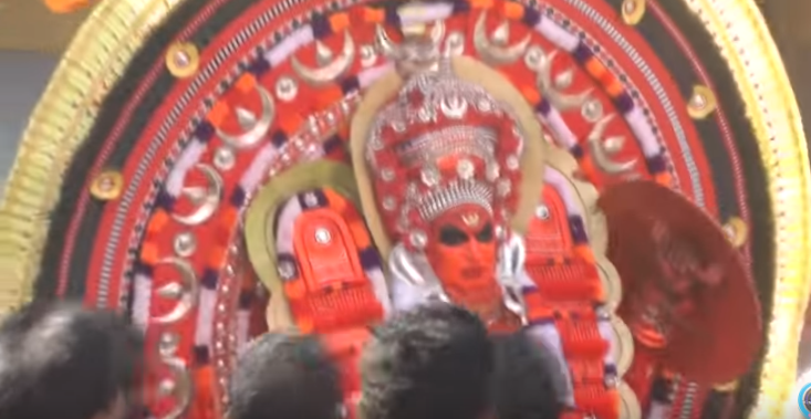 ಥೆಯ್ಯಂ ಪಾತ್ರಧಾರಿ ಜನರಿಗೆ ಹೊಡೆಯುತ್ತಿರುವ ವೀಡಿಯೊ ವೈರಲ್: ಪ್ರಕರಣ ದಾಖಲಿಸಿದ ಹಕ್ಕು ಆಯೋಗ