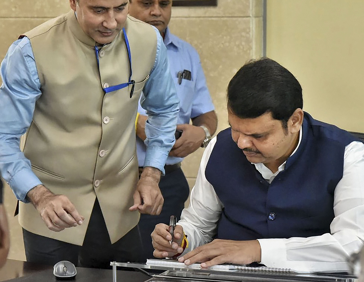 ಸಿಎಂ ಕೆಲಸ ಆರಂಭಿಸಿದ ಫಡ್ನವೀಸ್, ಡೆಪ್ಯೂಟಿ ಸಿಎಂ ಸುಳಿವಿಲ್ಲ !