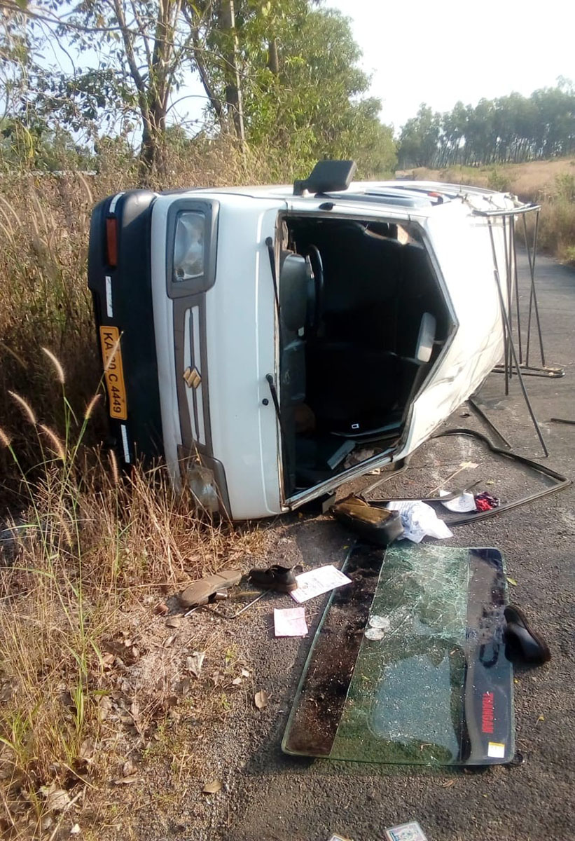 ಶಾಲಾ ಮಕ್ಕಳ ಸಾಗಾಟದ ಕಾರು ಪಲ್ಟಿ: ಹಲವರಿಗೆ ಗಾಯ