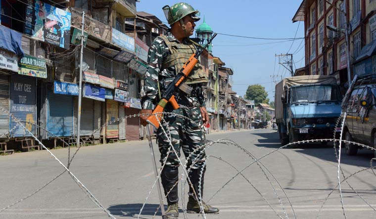 ಅನಂತ್‌ನಾಗ್, ಶ್ರೀನಗರದಲ್ಲಿ ಗ್ರೆನೇಡ್ ದಾಳಿ: ಇಬ್ಬರು ಸಾವು, 11 ಮಂದಿಗೆ ಗಾಯ
