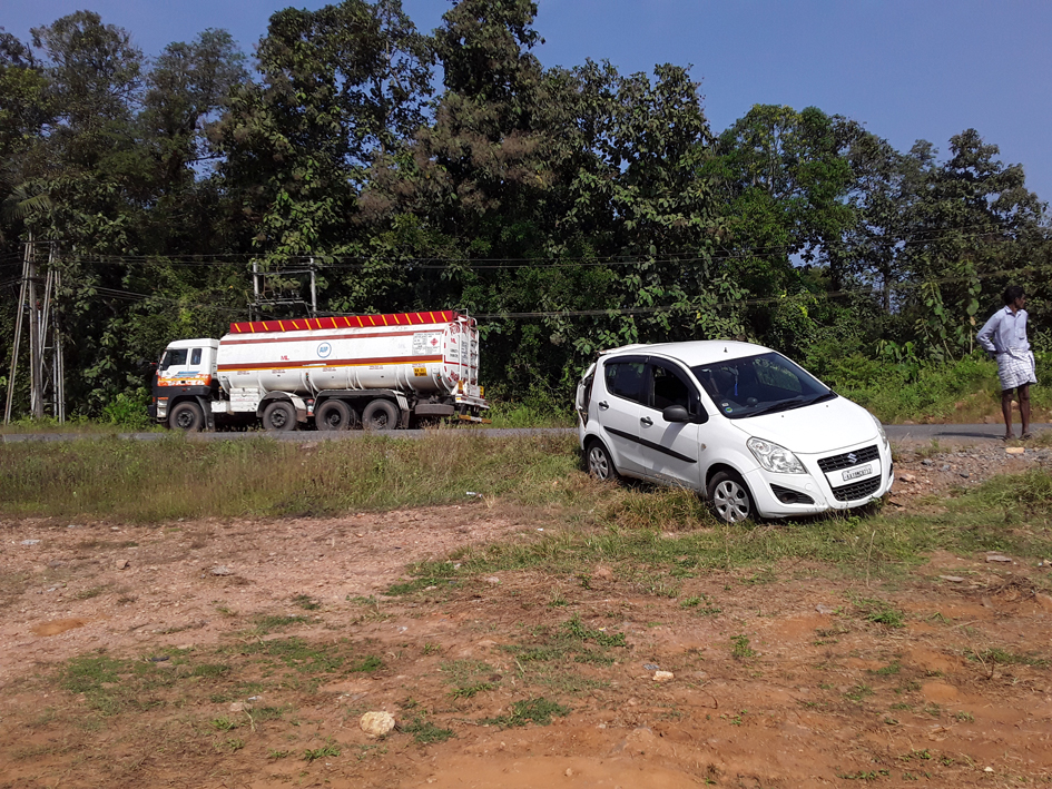 ಉಪ್ಪಿನಂಗಡಿ: ಟ್ಯಾಂಕರ್- ಕಾರು ಢಿಕ್ಕಿ; ಇಬ್ಬರಿಗೆ ಗಾಯ