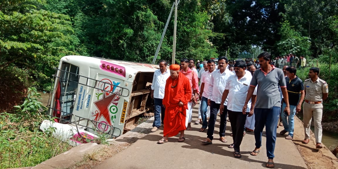 ಚಿಕ್ಕಮಗಳೂರು: ಹಳ್ಳಕ್ಕೆ ಉರುಳಿಬಿದ್ದ ಖಾಸಗಿ ಸಾರಿಗೆ ಬಸ್; ನಾಲ್ವರು ಗಂಭೀರ ಚಿಕ್ಕಮಗಳೂರು: ಹಳ್ಳಕ್ಕೆ ಉರುಳಿಬಿದ್ದ ಖಾಸಗಿ ಸಾರಿಗೆ ಬಸ್; ನಾಲ್ವರು ಗಂಭೀರ