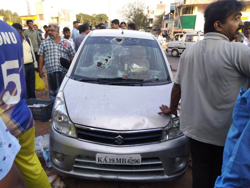 ಪಡುಬಿದ್ರೆ ಬಸ್ ನಿಲ್ದಾಣಕ್ಕೆ ನುಗ್ಗಿದ ಕಾರು: ಏಳು ಮಂದಿಗೆ ಗಾಯ
