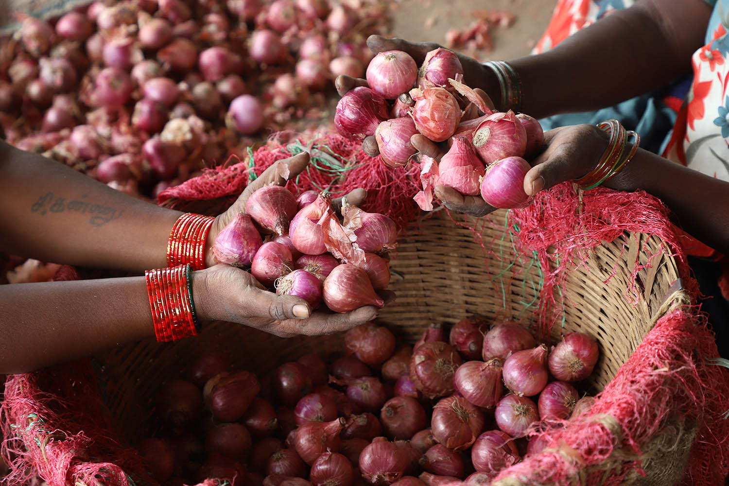 ಗ್ರಾಹಕರಲ್ಲಿ ಕಣ್ಣೀರು ತರಿಸಿದ ಈರುಳ್ಳಿ ಬೆಲೆ