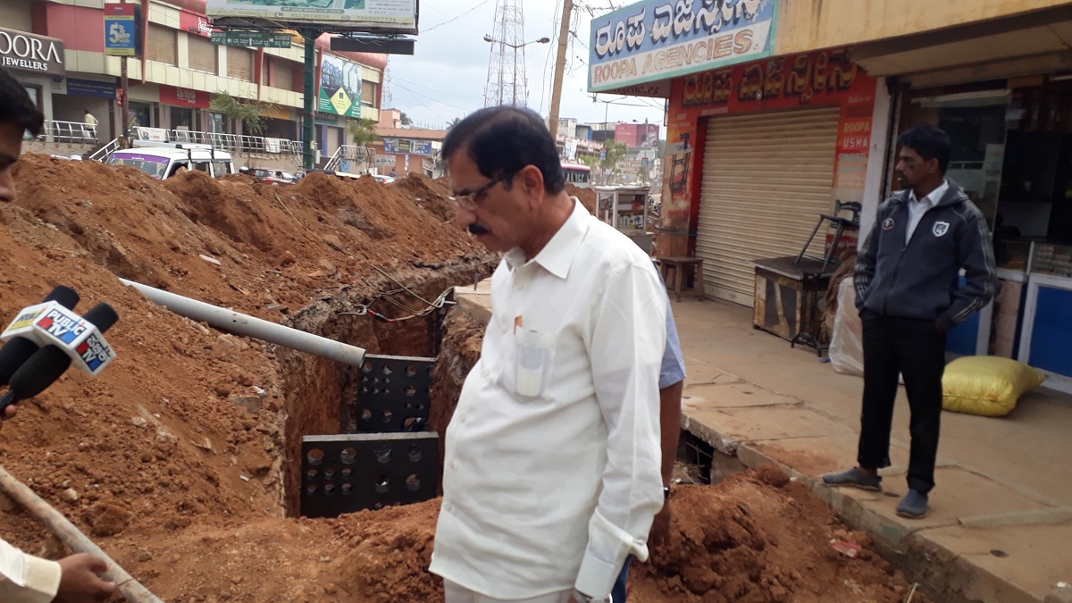 ಕಳಪೆ ಕಾಮಗಾರಿ ಆರೋಪ: ಸ್ಮಾರ್ಟ್ ಸಿಟಿ ಅಧಿಕಾರಿಗಳನ್ನು ತರಾಟೆಗೆ ತೆಗೆದ ಸೊಗಡು ಶಿವಣ್ಣ