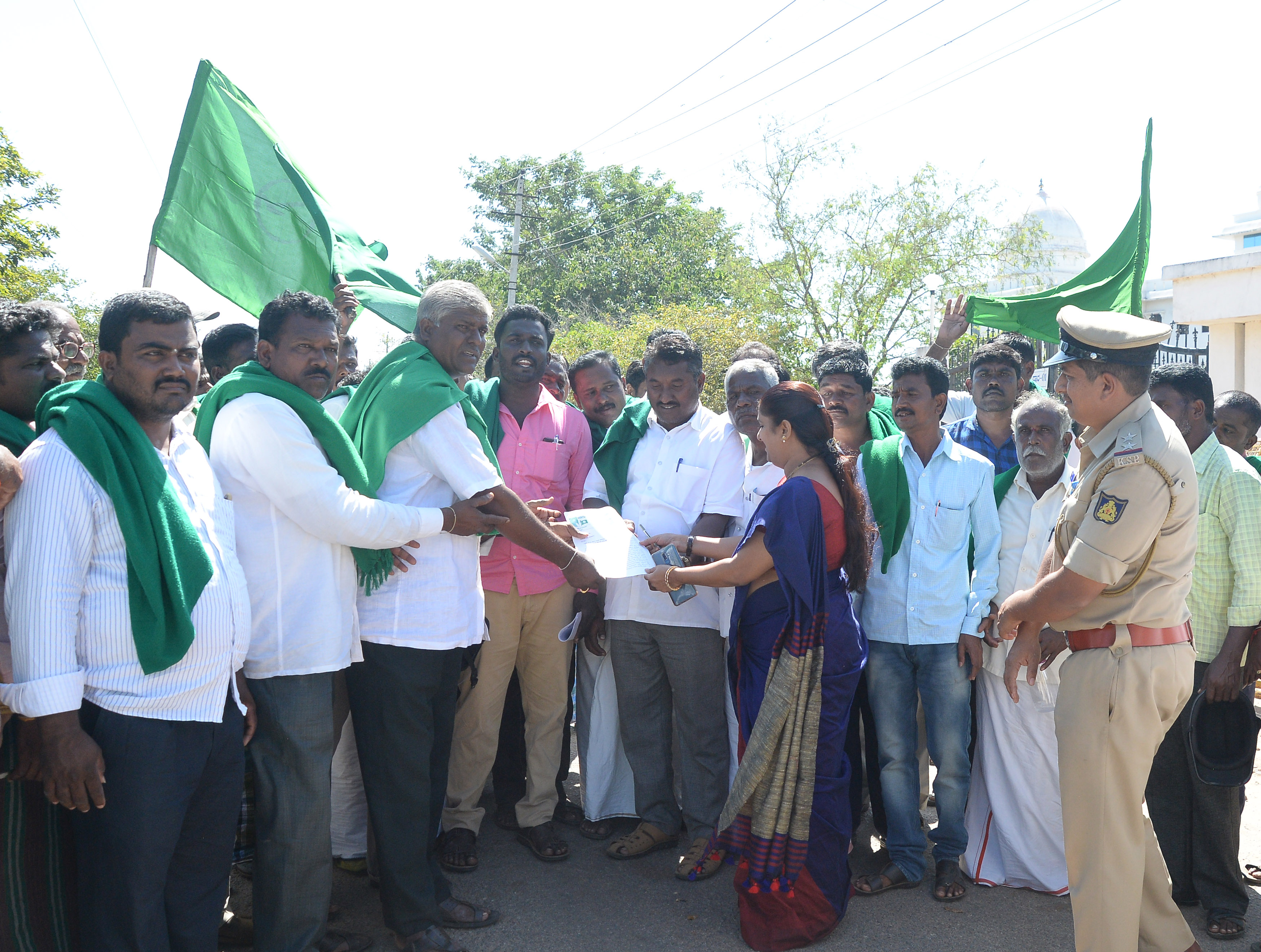 ದಾವಣಗೆರೆ: ವಾಹನಗಳಿಗೆ ಫಾಸ್ಟ್ ಟ್ಯಾಗ್ ವಿರೋಧಿಸಿ ರೈತ ಸಂಘ ಪ್ರತಿಭಟನೆ