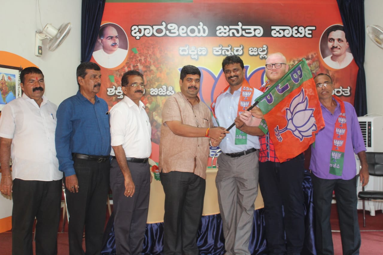 ಮಂಗಳೂರು: ಕಾಂಗ್ರೆಸ್ ಕಾರ್ಯಕರ್ತರು ಬಿಜೆಪಿ ಸೇರ್ಪಡೆ