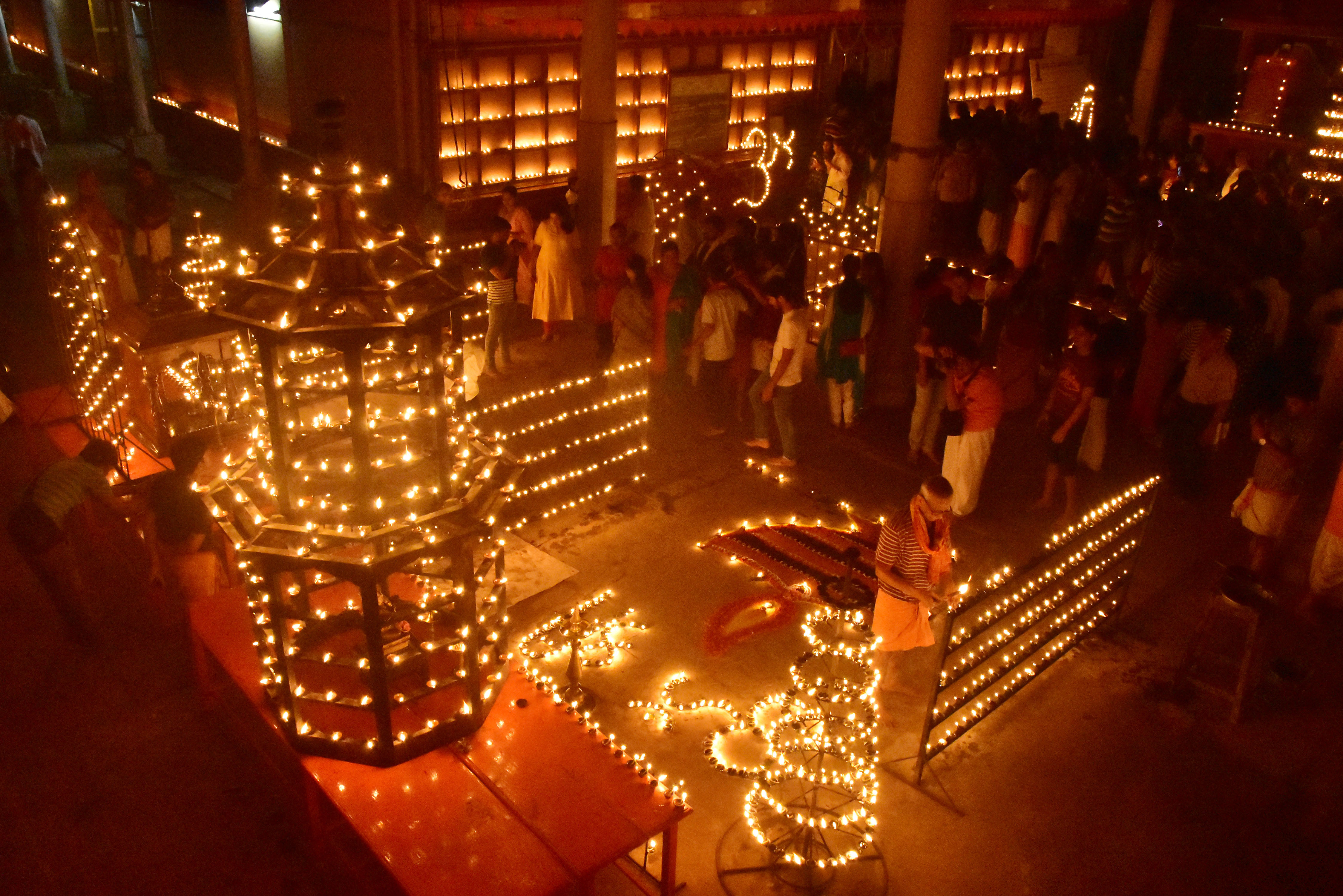 ಸಾವಿರಾರು ಹಣತೆಗಳ ದೀಪಗಳಿಂದ ವಿಶ್ವ ರೂಪದರ್ಶನ