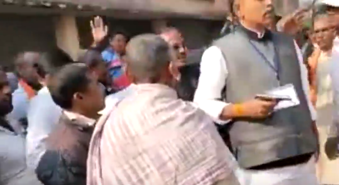 ಬಿಜೆಪಿ-ಕಾಂಗ್ರೆಸ್ ಕಾರ್ಯಕರ್ತರ ನಡುವೆ ಘರ್ಷಣೆ: ಬಂದೂಕು ಹೊರತೆಗೆದ ಕೈ ಅಭ್ಯರ್ಥಿ