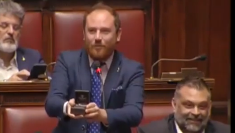 ಸಂಸತ್ ಕಲಾಪದ ನಡುವೆ ಪ್ರಿಯತಮೆಗೆ ಪ್ರಪೋಸ್ ಮಾಡಿದ ಸಂಸದ !