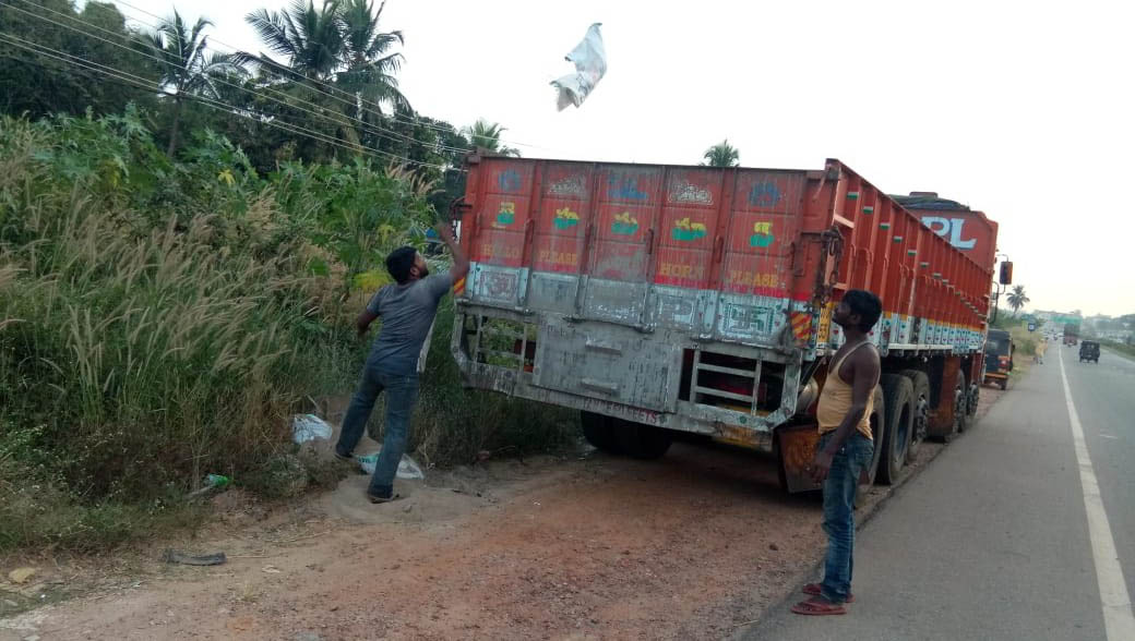 ಉಡುಪಿ : ತ್ಯಾಜ್ಯ ಸುರಿಯುತ್ತಿದ್ದ ವಾಹನದಿಂದ ದಂಡ ವಸೂಲಿ