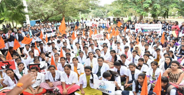 ವೈದ್ಯೆಯ ಅತ್ಯಾಚಾರ, ಕೊಲೆ ಪ್ರಕರಣ: ಮರಣದಂಡನೆ ವಿಧಿಸಲು ಒತ್ತಾಯಿಸಿ ಮೈಸೂರಿನಲ್ಲಿ ಧರಣಿ