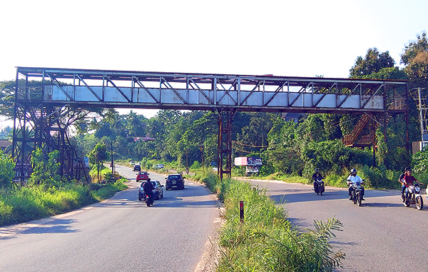 ತುಕ್ಕು ಹಿಡಿಯುತ್ತಿರುವ ತುಂಬೆ, ಕಣ್ಣೂರು ಸ್ಕೈವಾಕ್