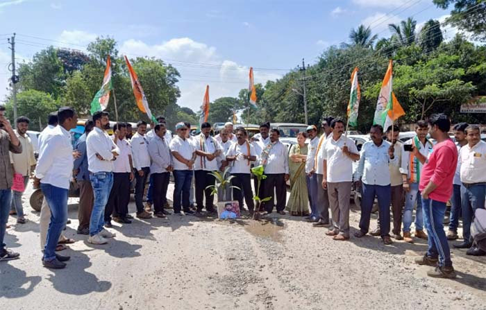ರಸ್ತೆ ಗುಂಡಿಗೆ ಬೈಕ್ ಬಿದ್ದು ಯುವತಿ ಸಾವು ಪ್ರಕರಣ: ಗುಂಡಿಗಳಲ್ಲಿ ಸಚಿವ ಸಿ.ಟಿ.ರವಿ ಫೋಟೊ ಇಟ್ಟು ಪ್ರತಿಭಟನೆ