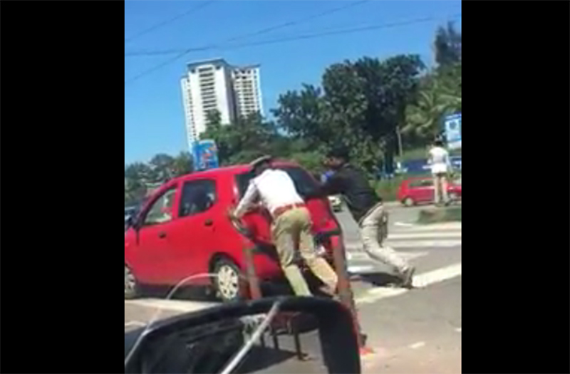 ಮಂಗಳೂರು : ಮಾರ್ಗದ ಮಧ್ಯೆ ಕೆಟ್ಟು ನಿಂತ ಕಾರನ್ನು ತಳ್ಳಿದ ಪೊಲೀಸ್