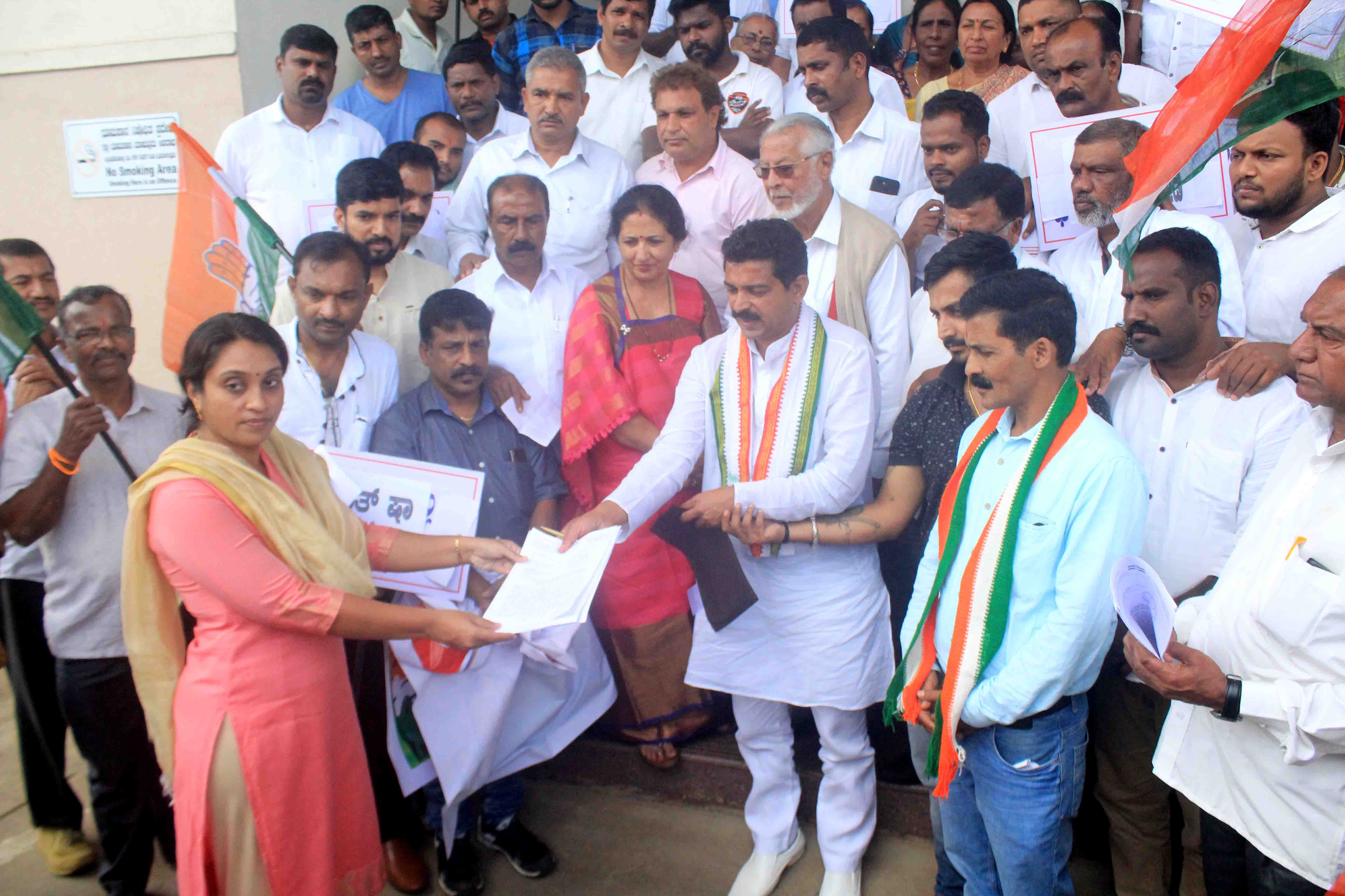 ಅಮಿತ್ ಶಾ, ಬಿಜೆಪಿ ಸರ್ಕಾರ ವಜಾಗೊಳಿಸಲು ಆಗ್ರಹಿಸಿ ಕೊಡಗು ಕಾಂಗ್ರೆಸ್ ಪ್ರತಿಭಟನೆ