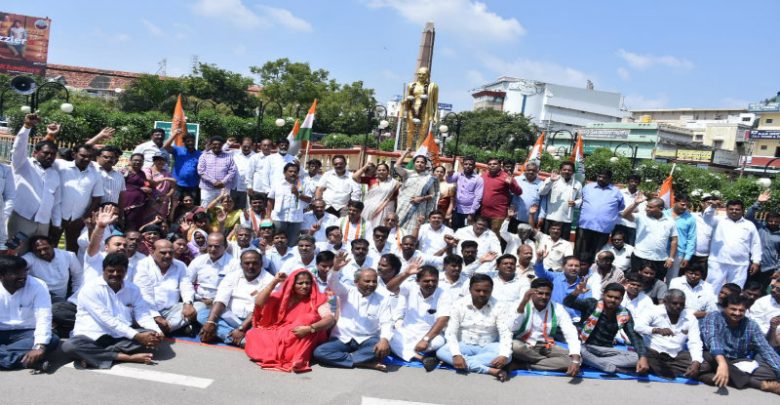 ಮೈಸೂರು: ಬಿಜೆಪಿ ಸರ್ಕಾರವನ್ನು ವಜಾಗೊಳಿಸುವಂತೆ ಆಗ್ರಹಿಸಿ ಕಾಂಗ್ರೆಸ್ ಪ್ರತಿಭಟನೆ