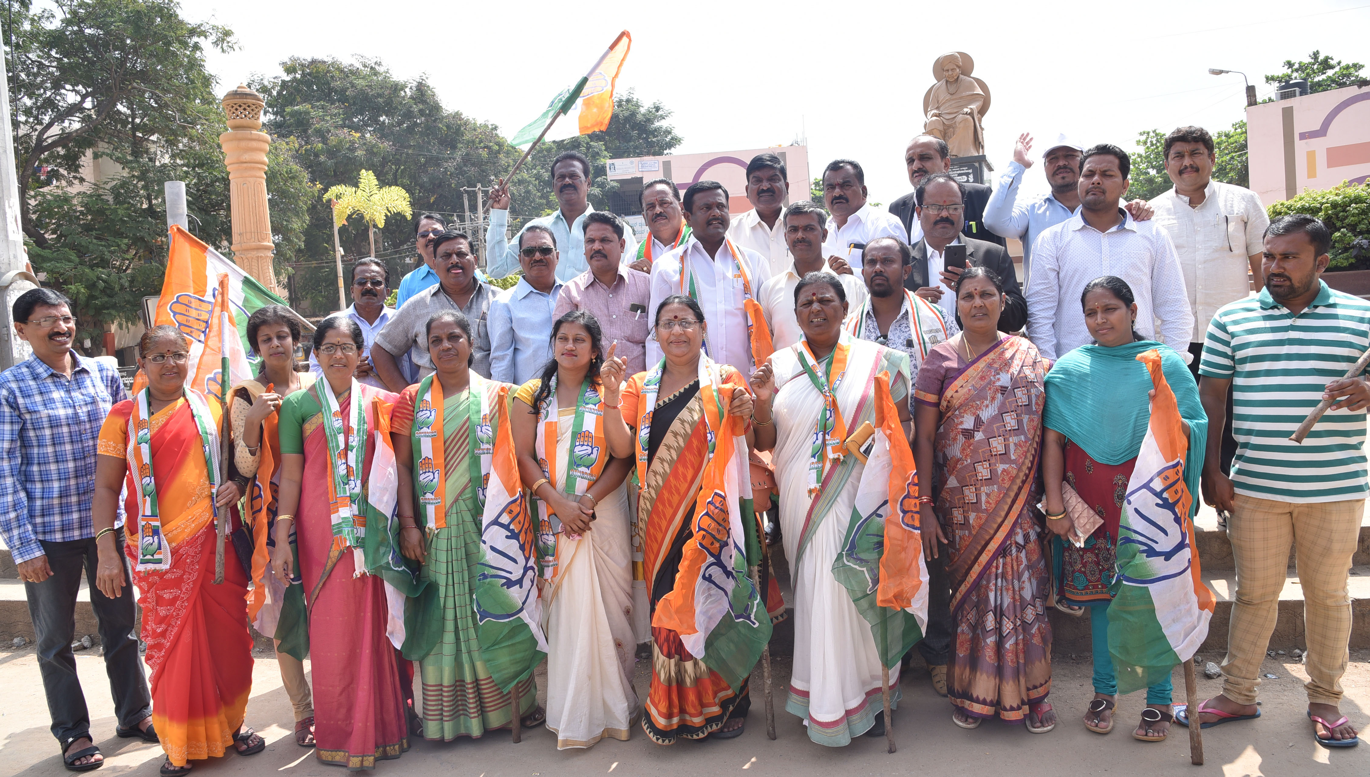 ರಾಜ್ಯ ಸರಕಾರ ವಜಾಗೊಳಿಸಲು ಒತ್ತಾಯಿಸಿ ದಾವಣಗೆರೆ ಕಾಂಗ್ರೆಸ್ ಧರಣಿ