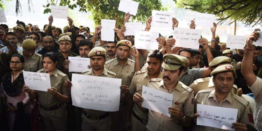 ದಿಲ್ಲಿಯಲ್ಲಿ ಬೀದಿಗಿಳಿದ ಪೊಲೀಸರು: ಭಾರೀ ಪ್ರತಿಭಟನೆ