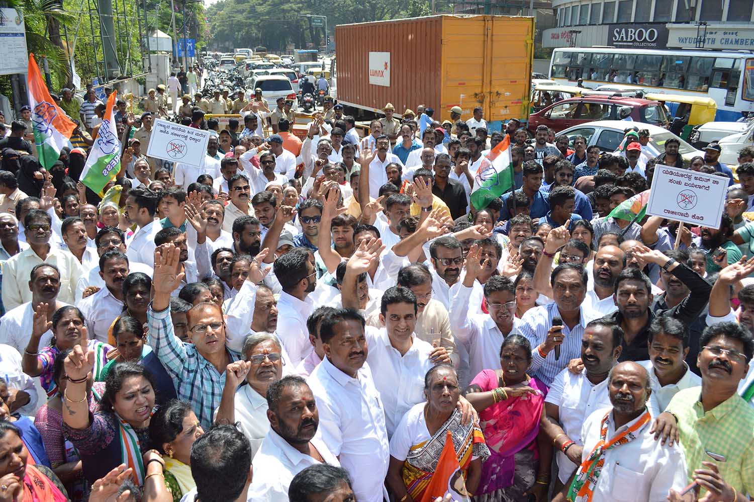 ಬೆಂಗಳೂರು: ಯಡಿಯೂರಪ್ಪ ಸರಕಾರ ವಜಾಗೊಳಿಸಲು ಆಗ್ರಹಿಸಿ ಕಾಂಗ್ರೆಸ್ ಧರಣಿ