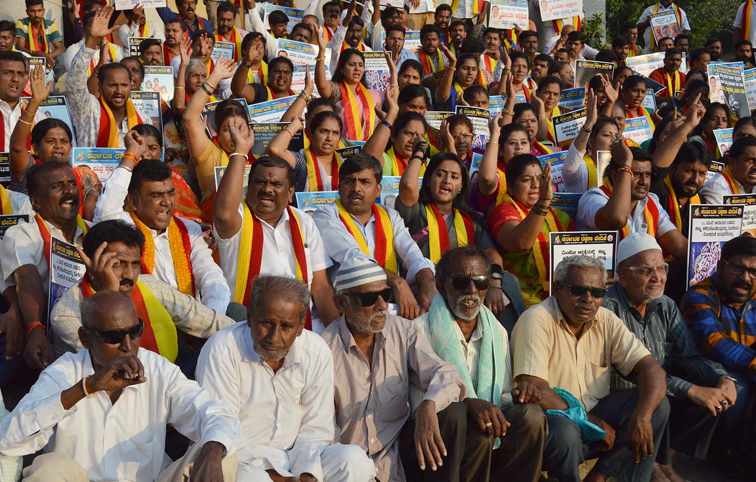 ಮೊದಲು ವೈದ್ಯರನ್ನು ಬಂಧಿಸಿ: ಕರವೇ ಆಗ್ರಹ, ಸಂತ್ರಸ್ತರ ಜೊತೆ ಪ್ರತಿಭಟನೆ