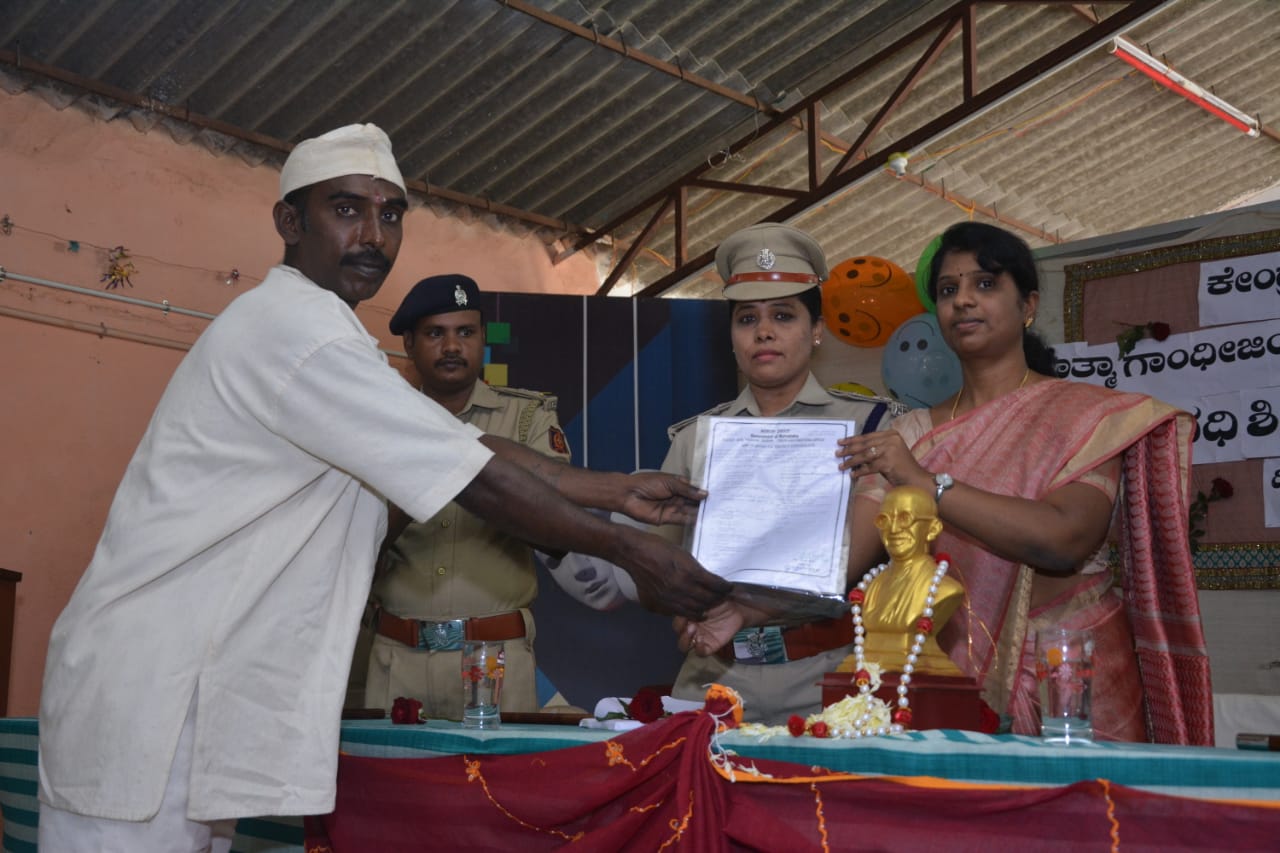 ಧಾರವಾಡ ಕೇಂದ್ರ ಕಾರಾಗೃಹ: ಶಿಕ್ಷಾಬಂಧಿಗಳ ಅವಧಿ ಪೂರ್ವ ಬಿಡುಗಡೆ